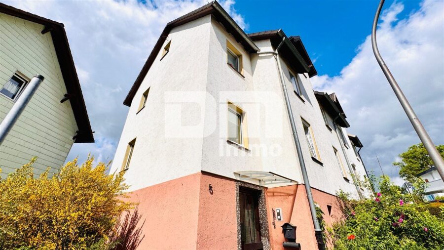Ein- Zweifamilienhaus mit Innenhof, Balkon, Dachterrasse + Garage und zusätzliche Nutzflächen - Frontansicht